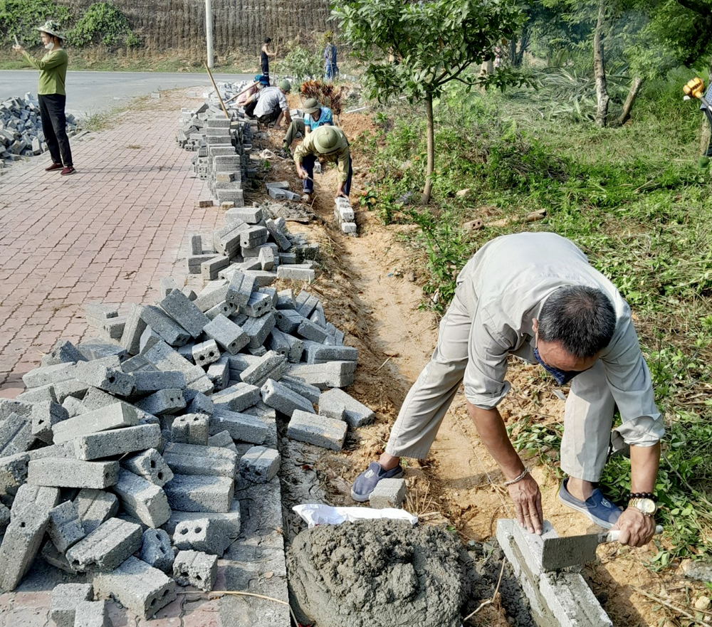 Nhân dân xã Văn Phú, thành phố Yên Bái tích cực tham gia xây dựng hạ tầng nông thôn.